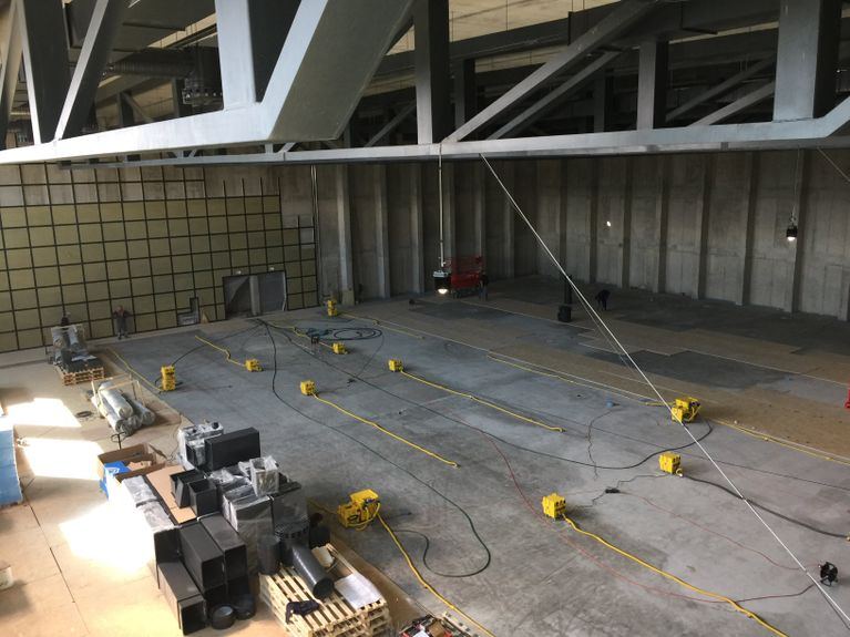 Grand hall industriel, chantier d'assèchement à grande échelle
